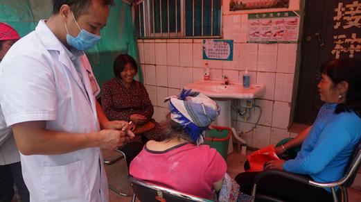 為群眾創(chuàng)造了不出家門享受中醫(yī)藥服務(wù)的機(jī)會,通過健康咨詢,健康教育